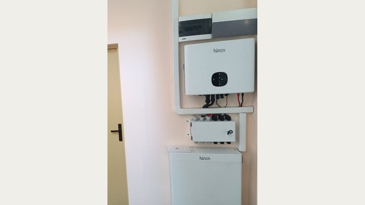 Invertor, echipament de comutare și baterie Hinen într-o instalație reală