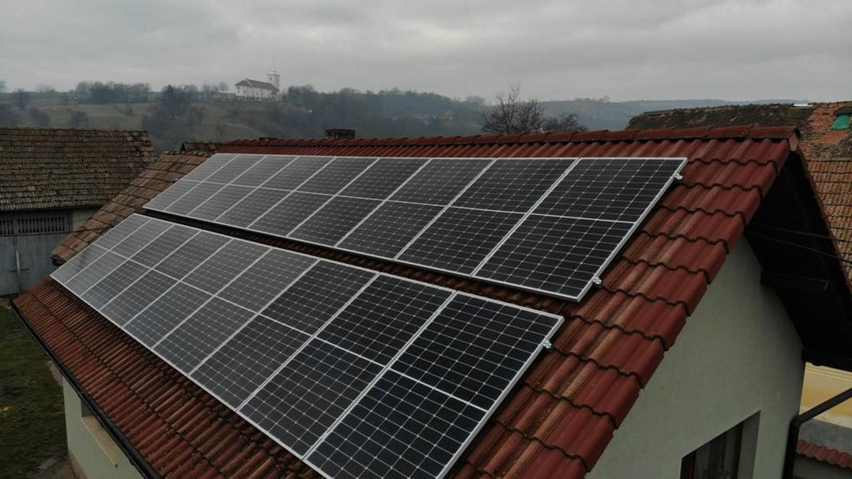 Panouri fotovoltaice instalate pe un acoperiș rezidențial din țiglă