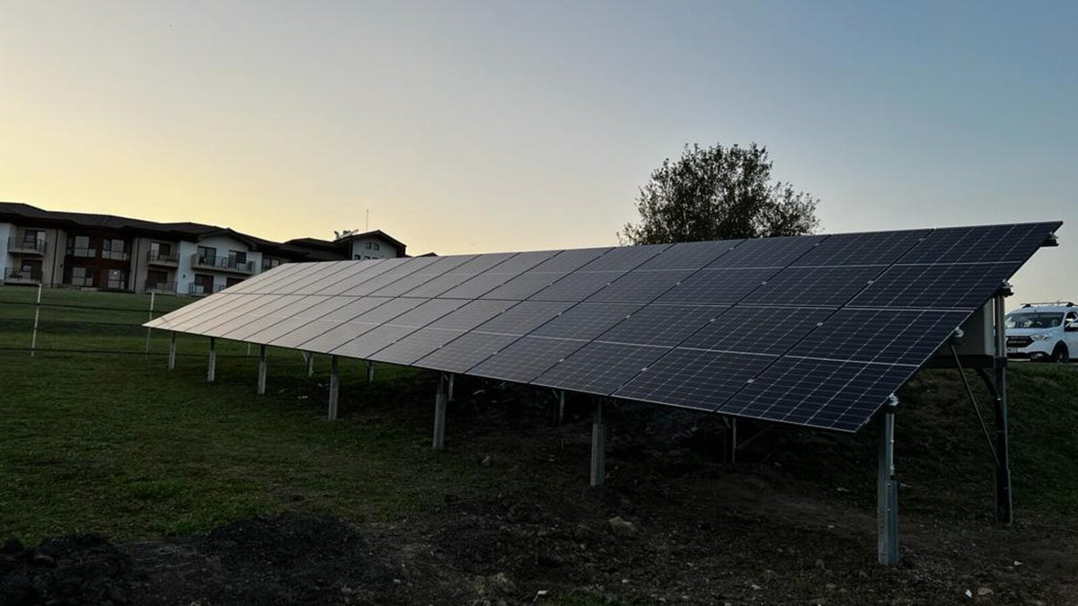 Structură la sol din oțel galvanizat montată de Nectaria lângă o casă