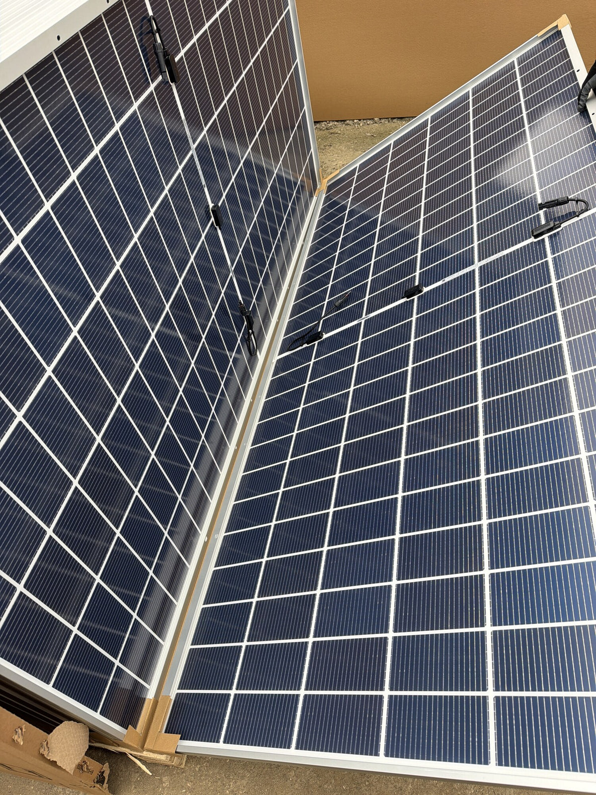 AIKO 650 W bifacial cu dublă sticlă — spatele panoului
