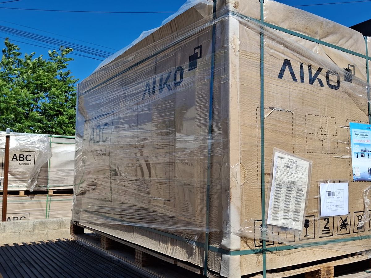 Palet de panouri AIKO în depozitul Nectaria din Alba Iulia